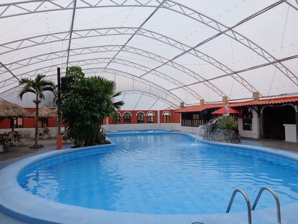 Imagen de la piscina del Hotel Hosteria El Surillal. Foto 19