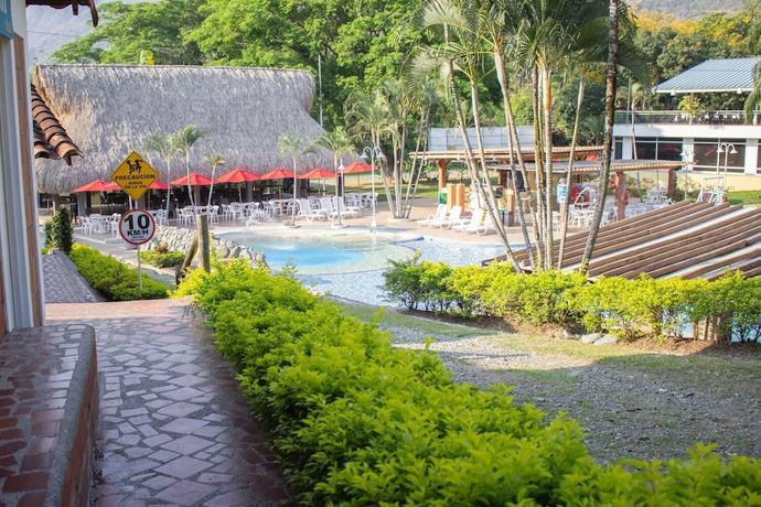 Imagen de la piscina del Hotel Hosteria Guaracu. Foto 13
