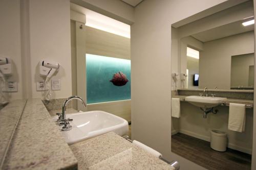 Imagen de la habitación del Hotel Hot Beach Resort. Foto 5