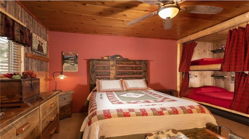 Imagen de la habitación del Hotel Hot Tub Near Lake Kellys Kottage. Foto 4