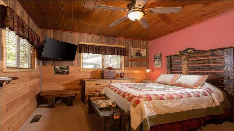 Imagen de la habitación del Hotel Hot Tub Near Lake Kellys Kottage. Foto 6