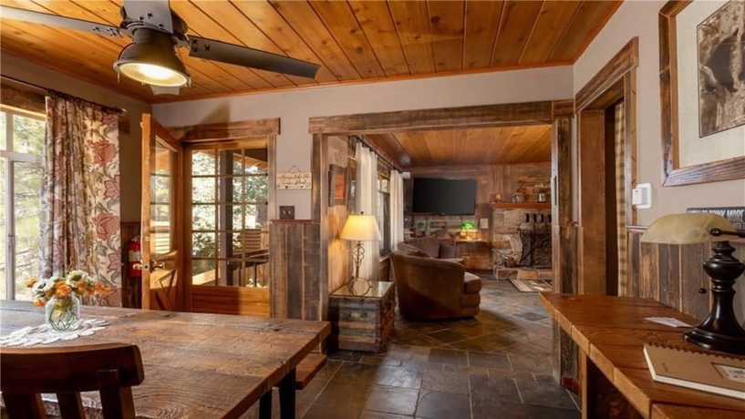 Imagen de la habitación del Hotel Hot Tub Near Lake Kellys Kottage. Foto 8