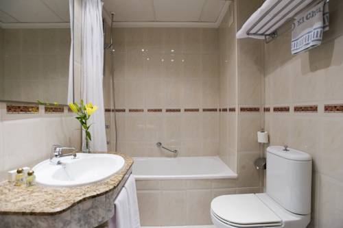 Imagen de la habitación del Hotel Hotal Azahar. Foto 3