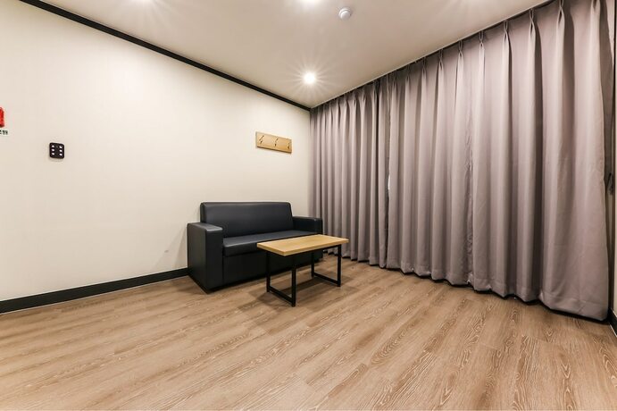 Imagen de la habitación del Hotel Hotel Adel. Foto 11