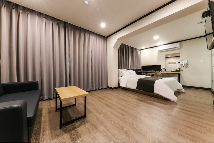 Imagen de la habitación del Hotel Hotel Adel. Foto 14