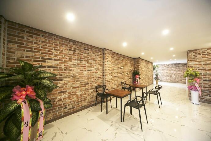 Imagen de los interiores del Hotel Hotel Adel. Foto 20