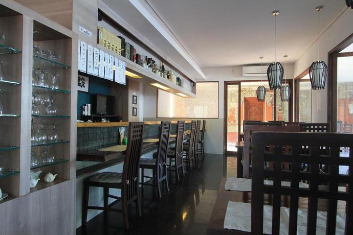 Imagen del bar/restaurante del Hotel Hotel Alit Beach. Foto 2