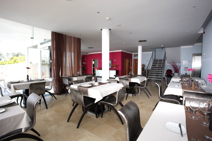 Imagen del bar/restaurante del Hotel Hotel Apartamentos Baia Brava. Foto 15