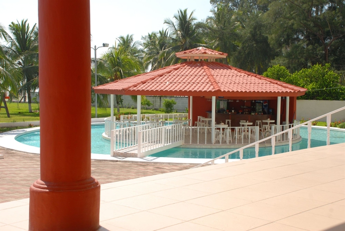 Imagen de la piscina del Hotel Hotel Bahia Dorada. Foto 13