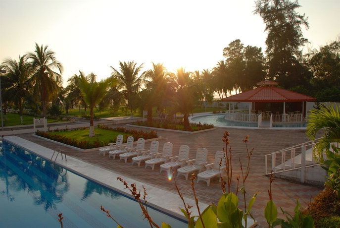 Imagen de la piscina del Hotel Hotel Bahia Dorada. Foto 14