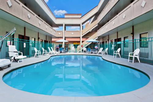 Imagen de la piscina del Hotel Hotel Bo, a Days Inn by Wyndham Chattanooga Downtown. Foto 12