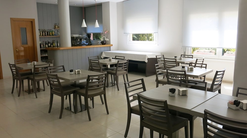 Imagen del bar/restaurante del Hotel Hotel Borrell. Foto 2