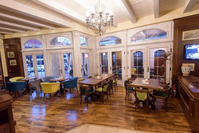 Imagen del bar/restaurante del Hotel Hotel Castel. Foto 2