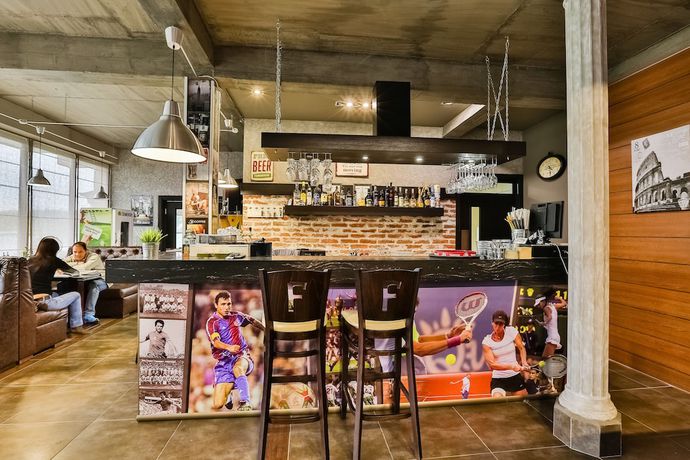 Imagen del bar/restaurante del Hotel Hotel Champion. Foto 11