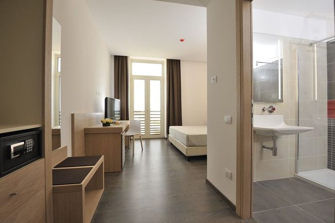 Imagen de la piscina del Hotel Hotel Club Torre Salinas. Foto 15