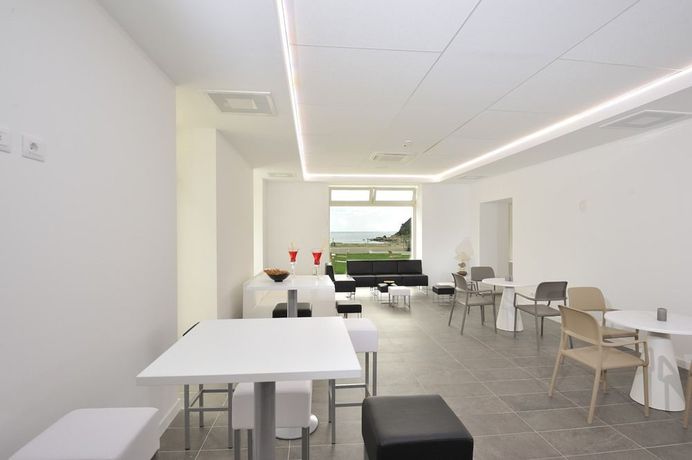 Imagen del bar/restaurante del Hotel Hotel Club Torre Salinas. Foto 7