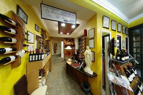 Imagen general del Hotel Hotel Corvin. Foto 11
