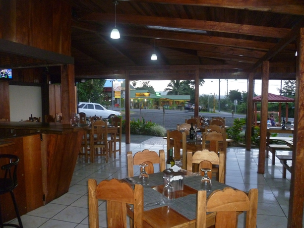 Imagen del bar/restaurante del Hotel Hotel Destinos Arenal. Foto 4