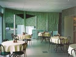 Imagen del bar/restaurante del Hotel Hotel Emmi. Foto 2