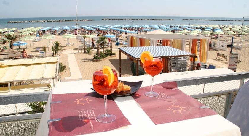 Imagen del bar/restaurante del Hotel Hotel Globus, Bellaria-Igea Marina. Foto 2