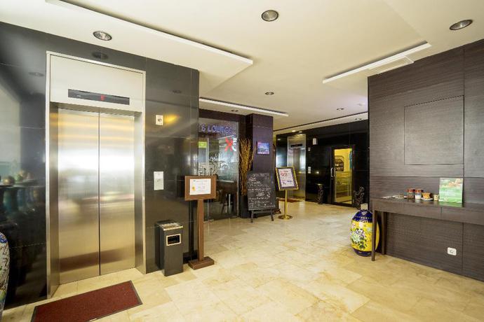 Imagen de los interiores del Hotel Hotel Grand Kartika. Foto 19