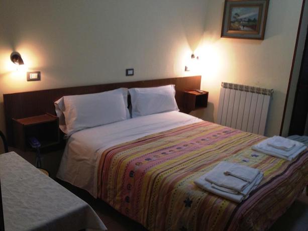 Imagen de la habitación del Hotel Hotel Holiday. Foto 7