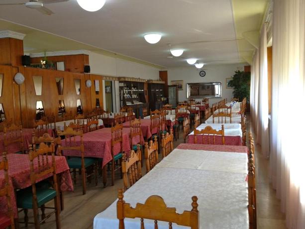 Imagen del bar/restaurante del Hotel Hotel Holiday. Foto 2