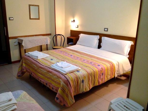 Imagen de la habitación del Hotel Hotel Holiday. Foto 9