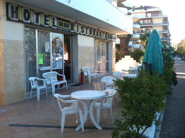 Imagen del bar/restaurante del Hotel Hotel Holiday. Foto 4