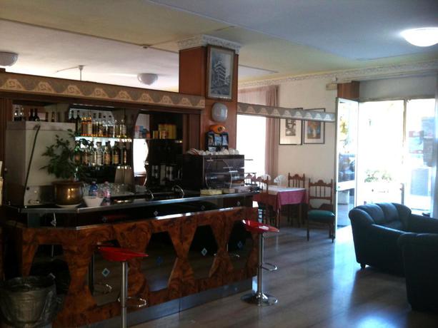 Imagen del bar/restaurante del Hotel Hotel Holiday. Foto 6