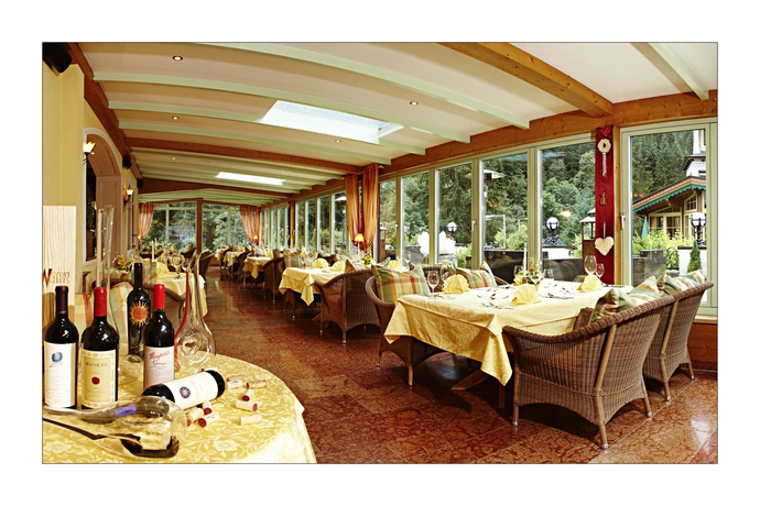 Imagen del bar/restaurante del Hotel Hotel Kristall. Foto 7