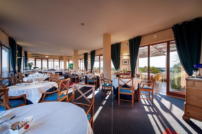 Imagen de los interiores del Hotel Hotel La Baia. Foto 16