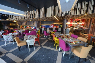 Imagen del bar/restaurante del Hotel Hotel Lavina. Foto 3