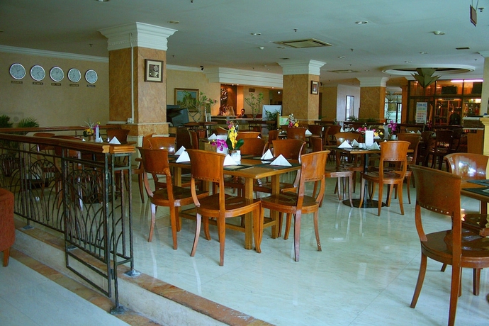 Imagen del bar/restaurante del Hotel Hotel Mega Cikini. Foto 5