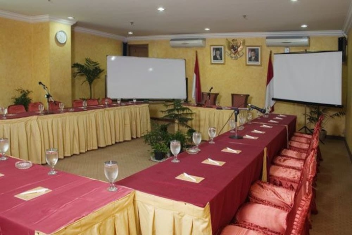 Imagen de los interiores del Hotel Hotel Mega Cikini. Foto 18