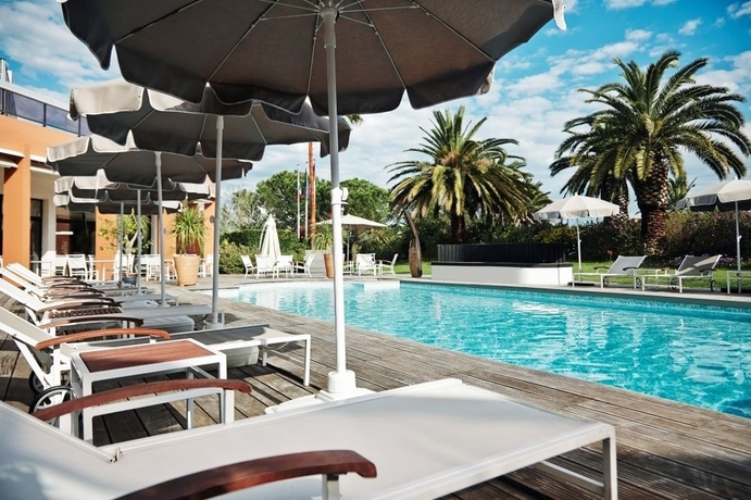 Imagen de la piscina del Hotel Hotel Mercure Hyeres Centro. Foto 16