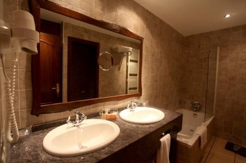 Imagen del bar/restaurante del Hotel Hotel Parador de Canolich. Foto 2