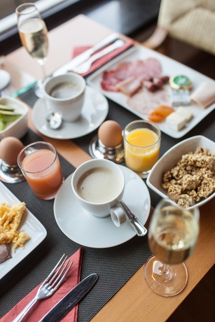 Imagen del bar/restaurante del Hotel Hotel Riant Séjour By Wp Hotels. Foto 4