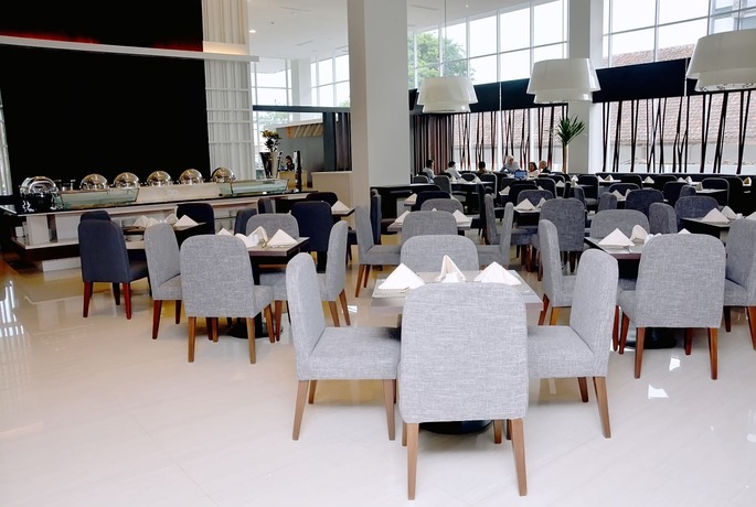 Imagen del bar/restaurante del Hotel Hotel Santika Pekalongan. Foto 4