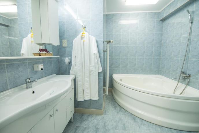 Imagen de los interiores del Hotel Hotel Trotuş. Foto 11