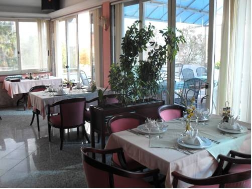 Imagen general del Hotel Hotel Villa Nico. Foto 11