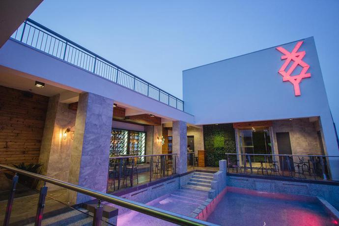 Imagen de la piscina del Hotel Hotel XYZ. Foto 18