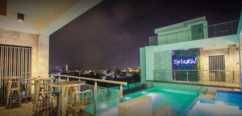 Imagen de la piscina del Hotel Hotel XYZ. Foto 19