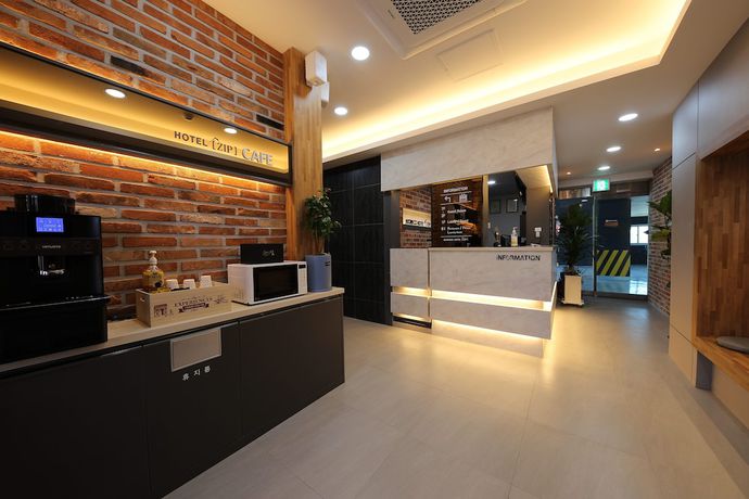 Imagen de los interiores del Hotel Hotel ZIP. Foto 20