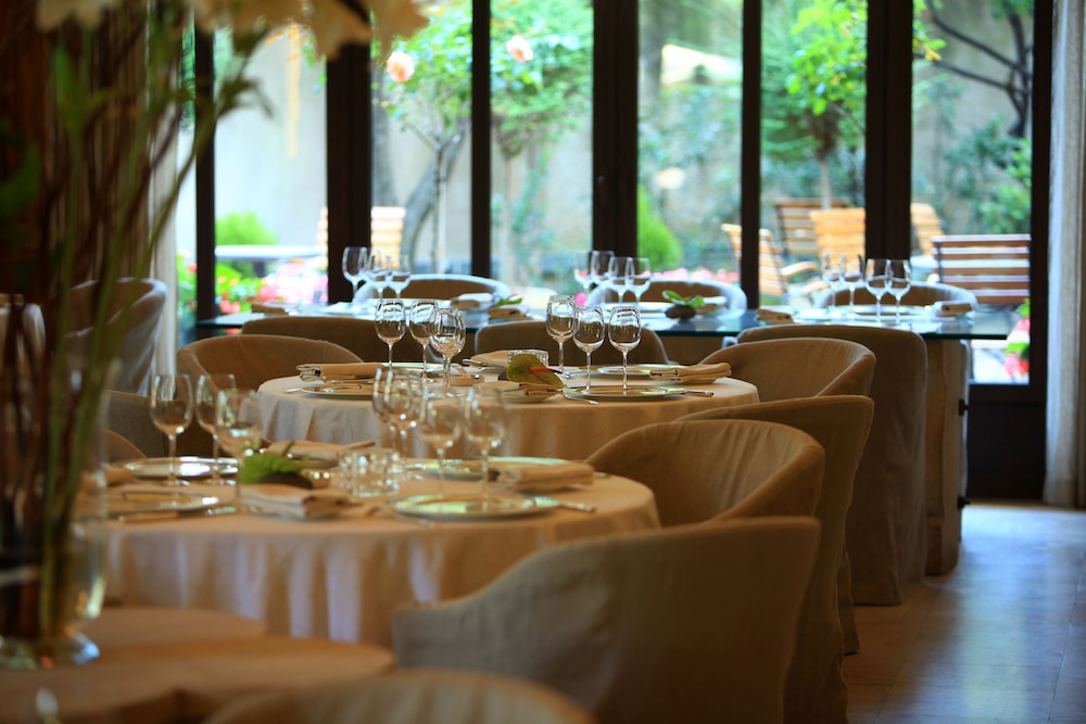 Imagen del bar/restaurante del Hotel Hotel & Restaurants - Maison Chabran. Foto 3