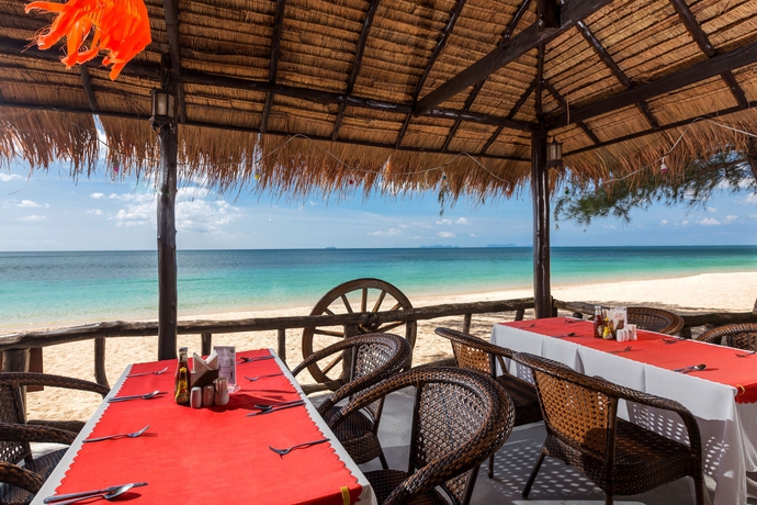 Imagen del bar/restaurante del Hotel Hotel and Beach Bungalow at Lanta Resort. Foto 3