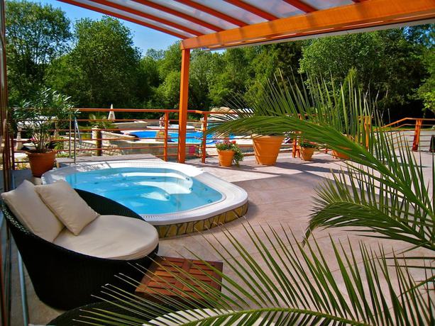 Imagen de la piscina del Hotel Hotel and Spa Resort Kaskady. Foto 16