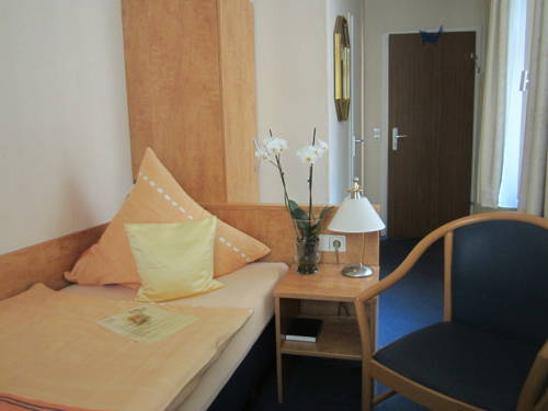Imagen de la habitación del Hotel Hotel-Pension Adler Untert&uuml;rkheim. Foto 6