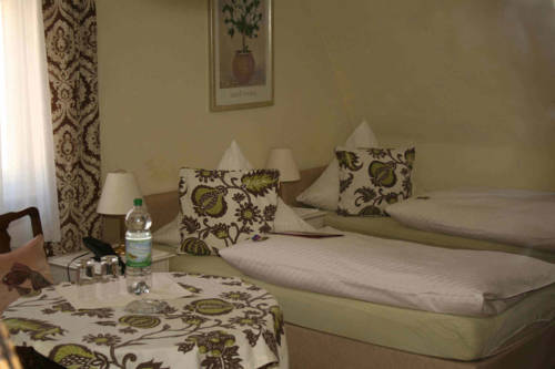 Imagen de la habitación del Hotel Hotel-Pension Adler Untert&uuml;rkheim. Foto 7