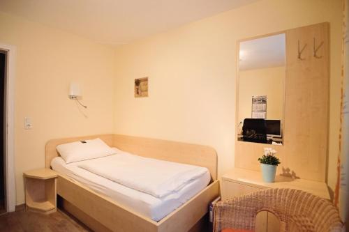 Imagen de la habitación del Hotel Hotel-Pension Am B&ouml;hmepark. Foto 5